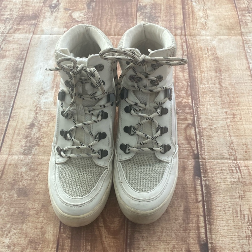 White lace up boot
